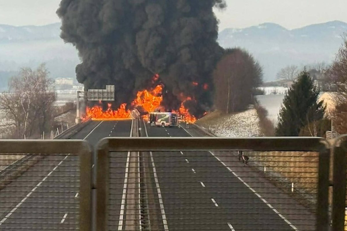 Težak udes u Sloveniji: Vozila u plamenu, saobraćaj u prekidu