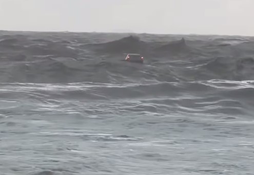 Nevrijeme u Grčkoj: Bujica odnosi automobile u more, ulice pretvorene u rijeke (VIDEO)