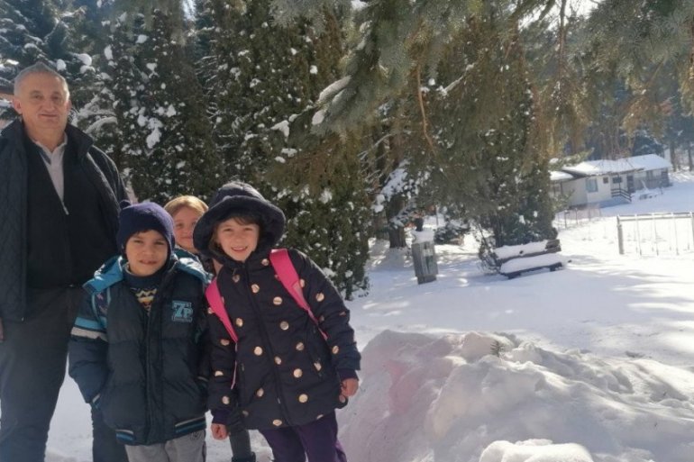 Heroj njihovog djetinjstva: Učo već godinama zimi dovozi đake do škole (FOTO)