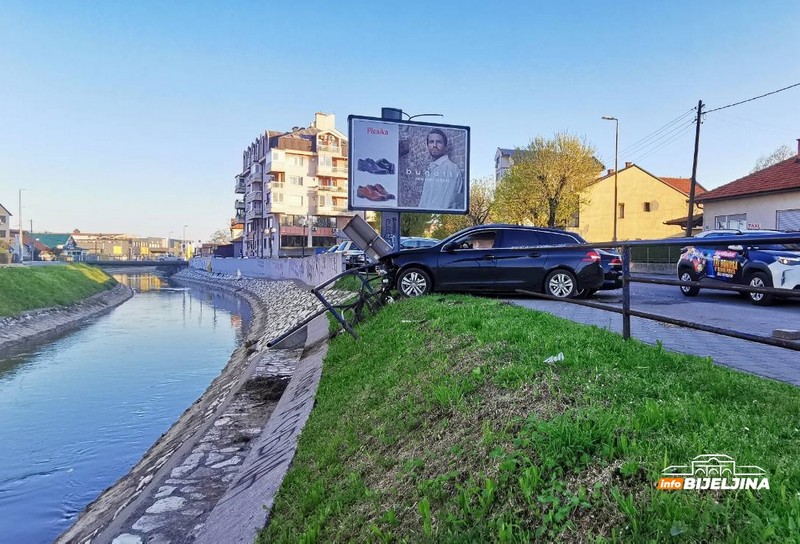 KARAMBOL U BIJELJINI Vozač izgubio kontrolu nad autom i zakucao se u parkirana vozila (FOTO)