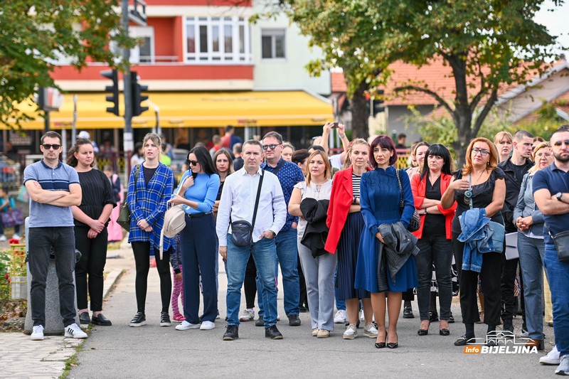 Bijeljina: Održan skup podrške nastavnici koju je povrijedio učenik (FOTO)