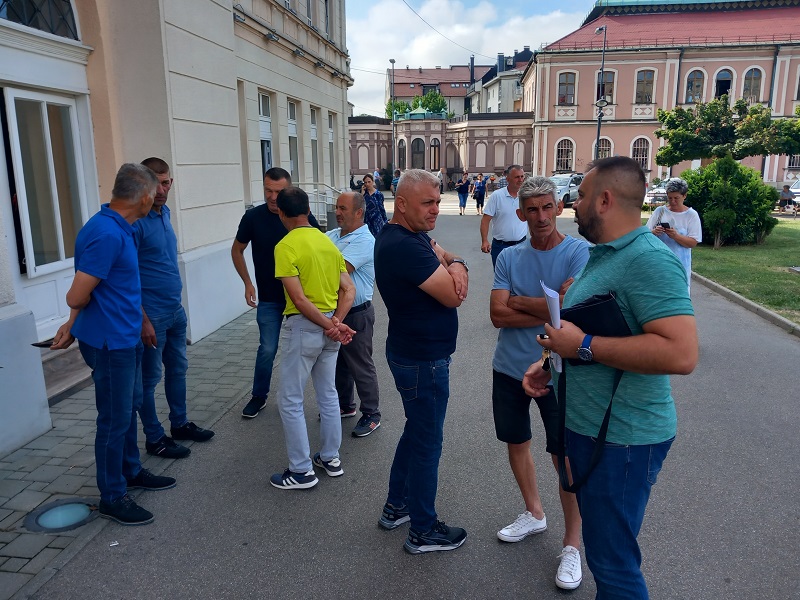 Uzgajivači svinja htjeli kod gradonačelnika, portirima naređeno da ih ne puste (FOTO)