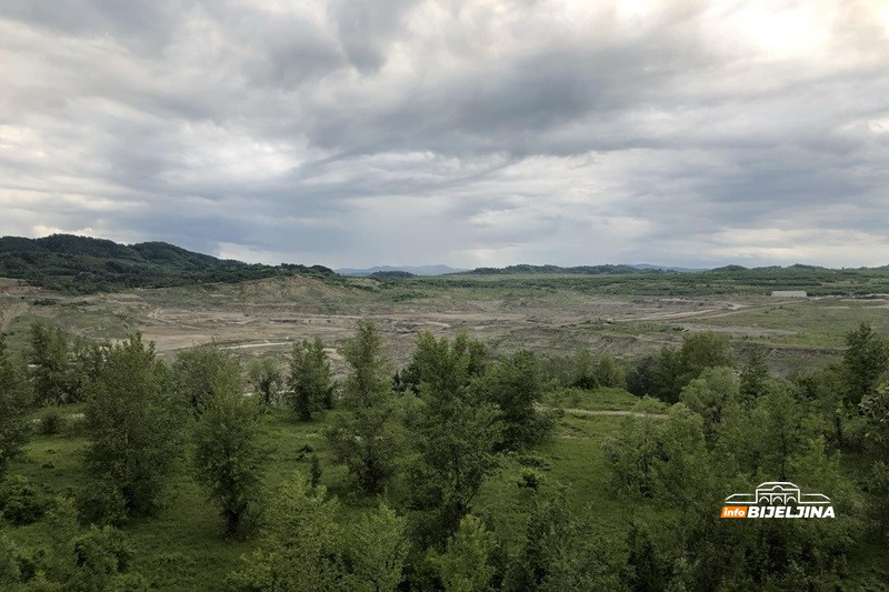 Posljednji Vaskrs na ognjištu: Rudarske mašine brišu majevička sela /FOTO/