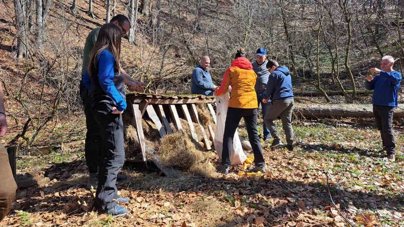 Planinarsko udruženje “Panteri” doniralo hranu za evropskog jelena na Majevici (FOTO)