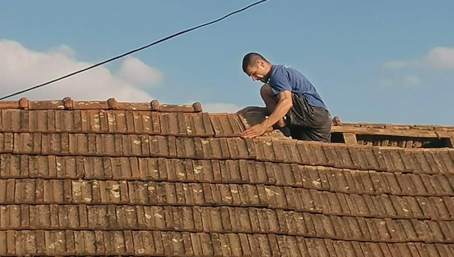 SLIJEP POPRAVLJA I KROVOVE BEZ GREŠKE: Iako ne vidi na oba oka, majstor mnogih zanata