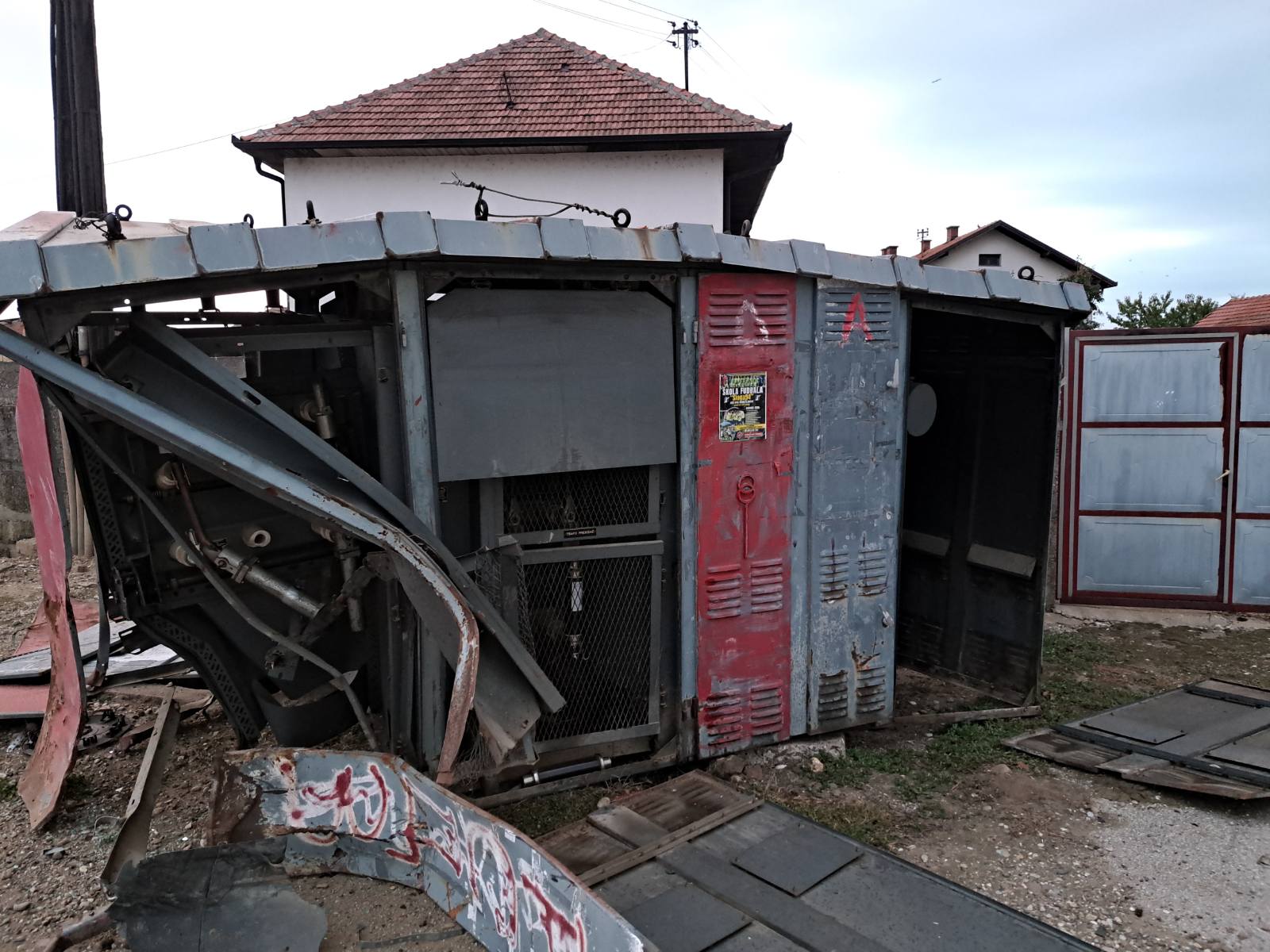 Stotine korisnika u Bijeljini bez struje: Vozilo ponovo udarilo u trafo stanicu, potpuno je uništilo