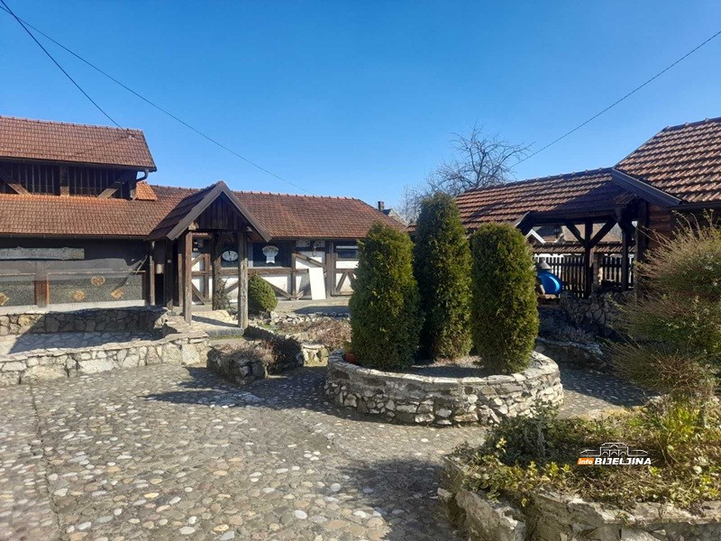 Semberac pravi rakije od koprive, srijemuša, đumbira i ananasa, na redu lubenica: “Ljekovite za imunitet, jetru, srce…” (FOTO)