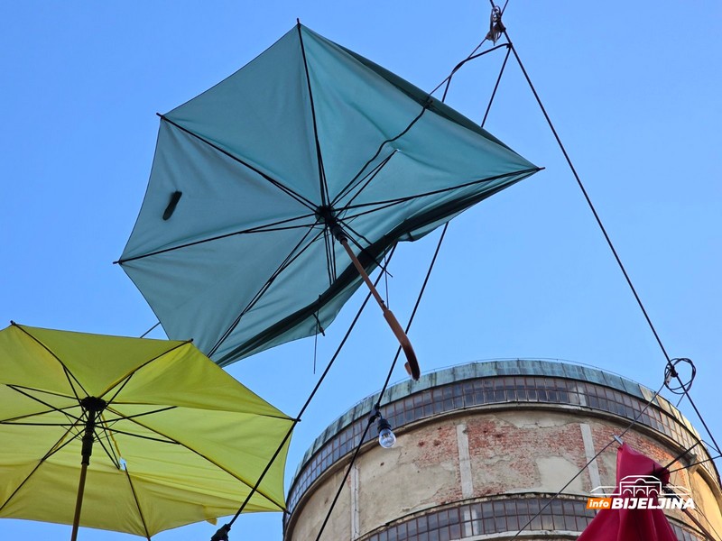 Ulica kišobrana u Bijeljini postala ruglo: 