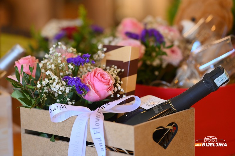Idealan poklon za Trojice: Raskošna ponuda Wine and Flower shopa oduševiće slavljenike (FOTO)
