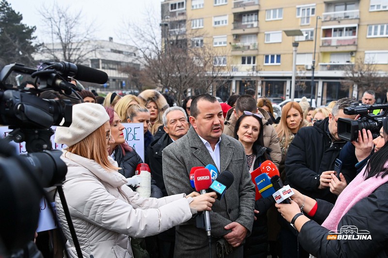 Detalji sa protesta u Bijeljini: Odbili Petrovićevu ponudu, dali mu ultimatum (FOTO)