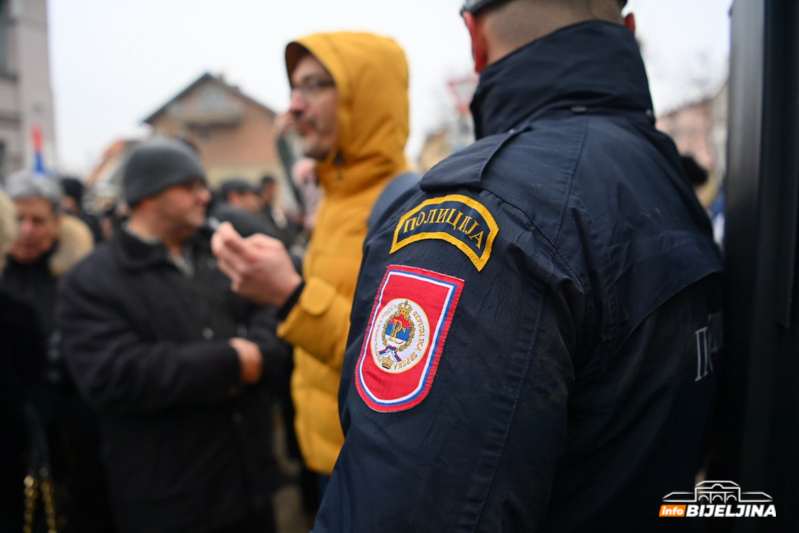 Ulica zatvorena, stigli policajci: Protestuju i ispred Tužilaštva zbog hapšenja Petrovića (FOTO)