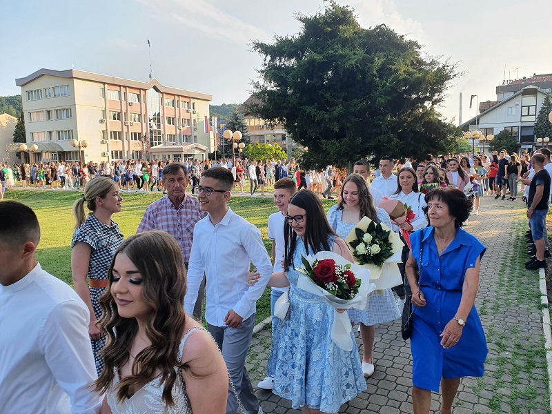 Defile malih maturanata Najljepše želje od zvaničnika opštine Ugljevik