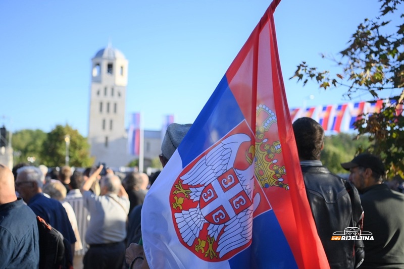 Počeo posljednji ispraćaj Ratka Mladića: Velika kolona građana ispred crkve u Beogradu (FOTO)