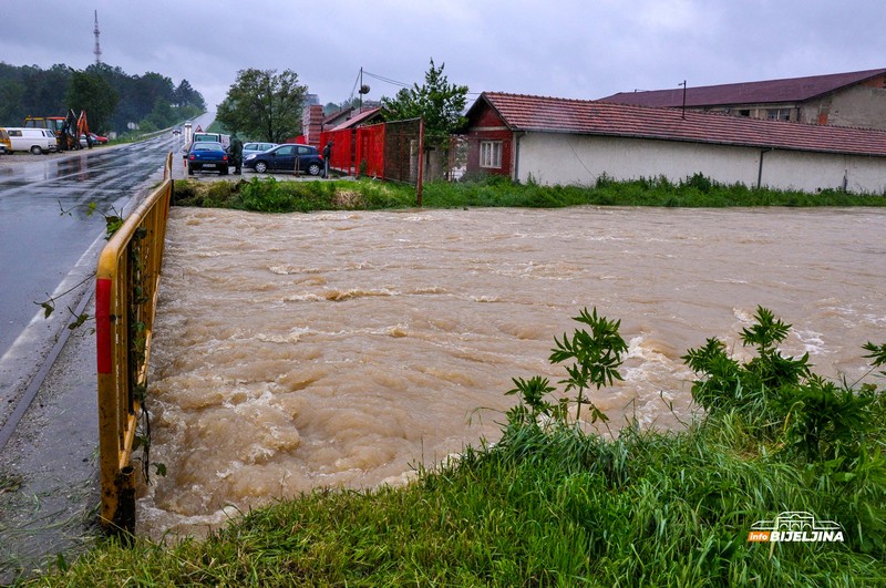 Deset godina od katastrofalnih poplava u Semberiji – prizori koji se ne zaboravljaju lako (FOTO)