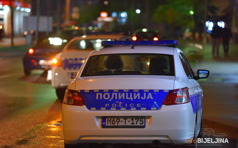 Saobraćajka kod Brčkog: Izgubio kontrolu nad automobilom, pa SLETIO U KANAL pored puta (FOTO)