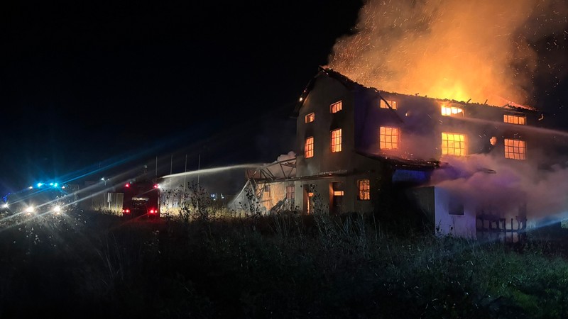 Vatrogasci stigli sa pet vozila: Veliki požar na “Mlinu” u Janji, borba sa vatrom trajala satima (FOTO)