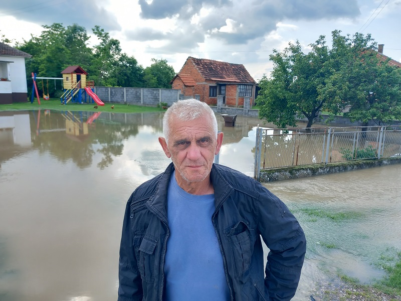 U Kojčinovcu voda teče kroz dvorište Rajka Tomića (FOTO, VIDEO)