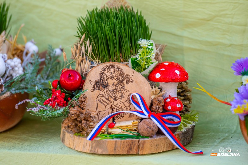 Bijeljinac 17 godina ručno pravi i prodaje božićne dekoracije: Pripreme počinje mjesecima ranije (FOTO)