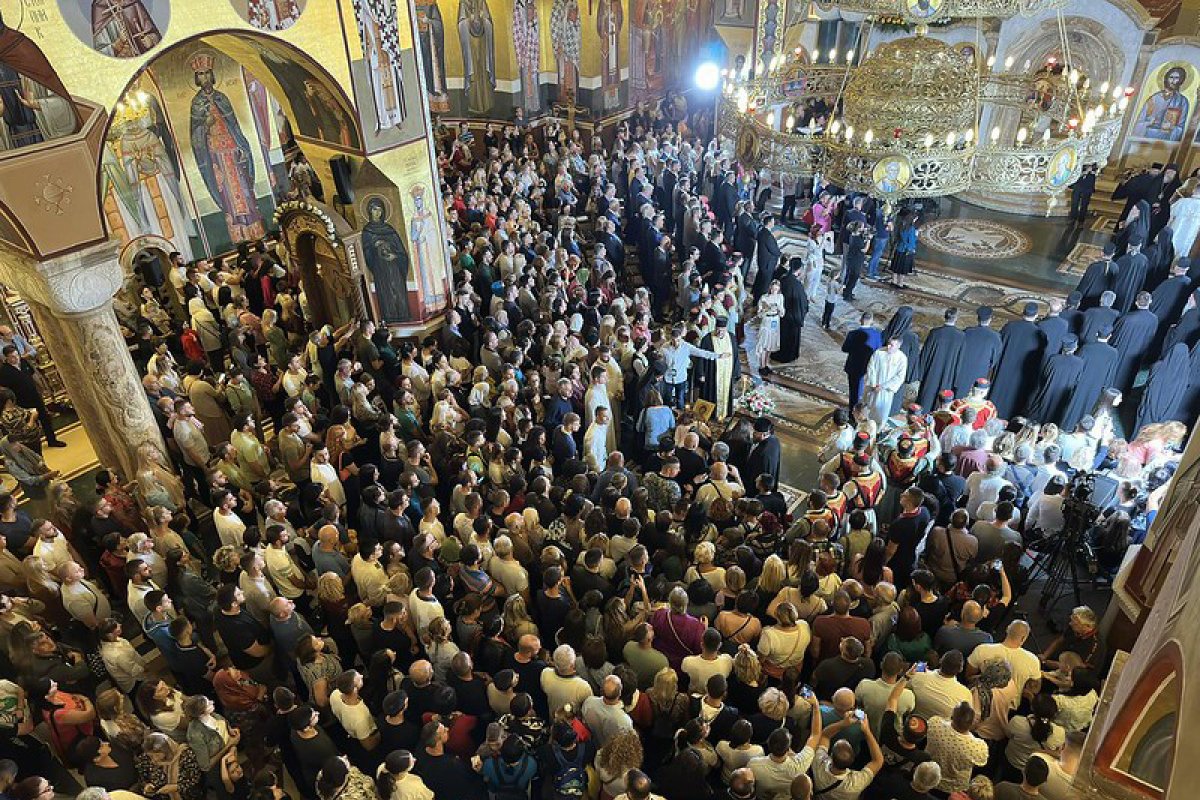 Rijeka vjernika dočekala srpskog patrijarha: 