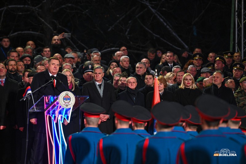 Dan Republike Srpske: Više od 3.000 učesnika defilovalo na Trgu Krajine u Banjaluci (FOTO)