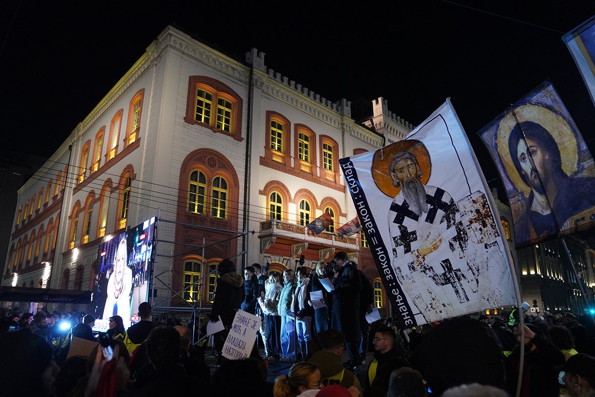 Protest studenata u Beogradu: Nose zastave i ikone svetog Save