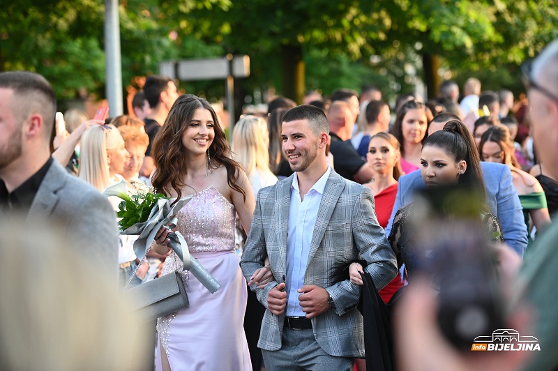 Ulicama Bijeljine večeras prodefilovalo 250 maturanata Poljoprivredne i medicinske škole (FOTO)