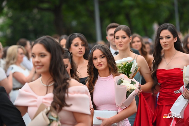 Maturanti Poljoprivredne i medicinske škole Bijeljina zablistali gradskim ulicama (FOTO)