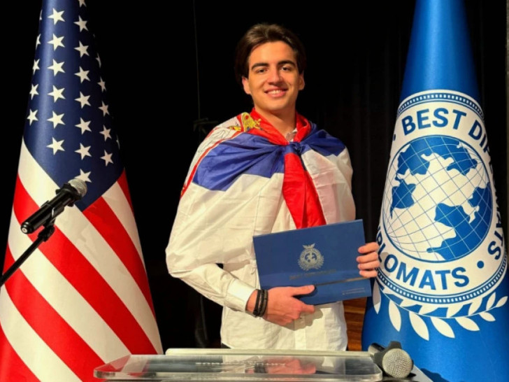 Čudo iz Beograda: Strahinja (19) proglašen za najboljeg diplomatu svijeta, osvojio 160 nagrada