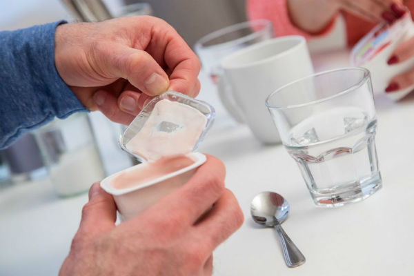 Zašto je opasno lizati poklopac čaše od jogurta