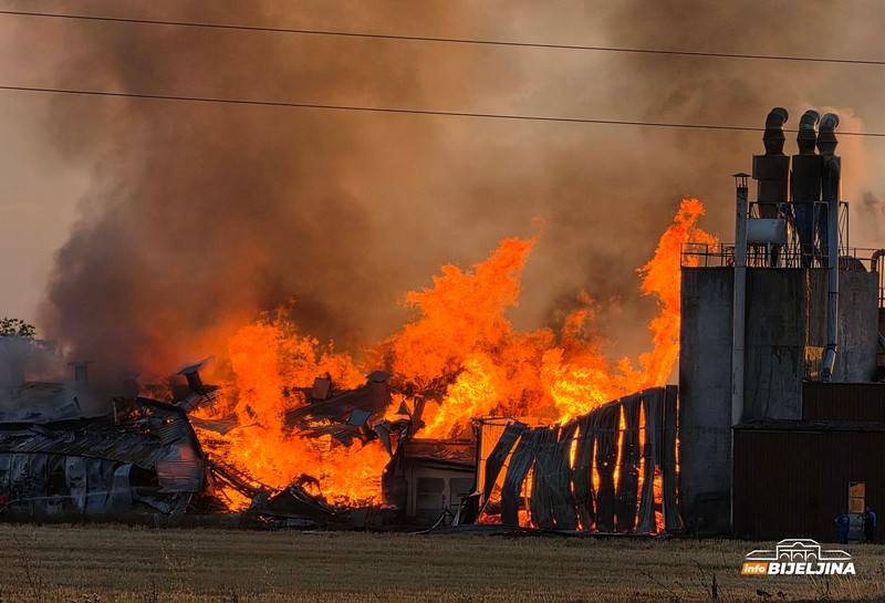 Bijeljina: U toku borba sa požarom, vatra zahvatila veliki dio pilane (FOTO, VIDEO)