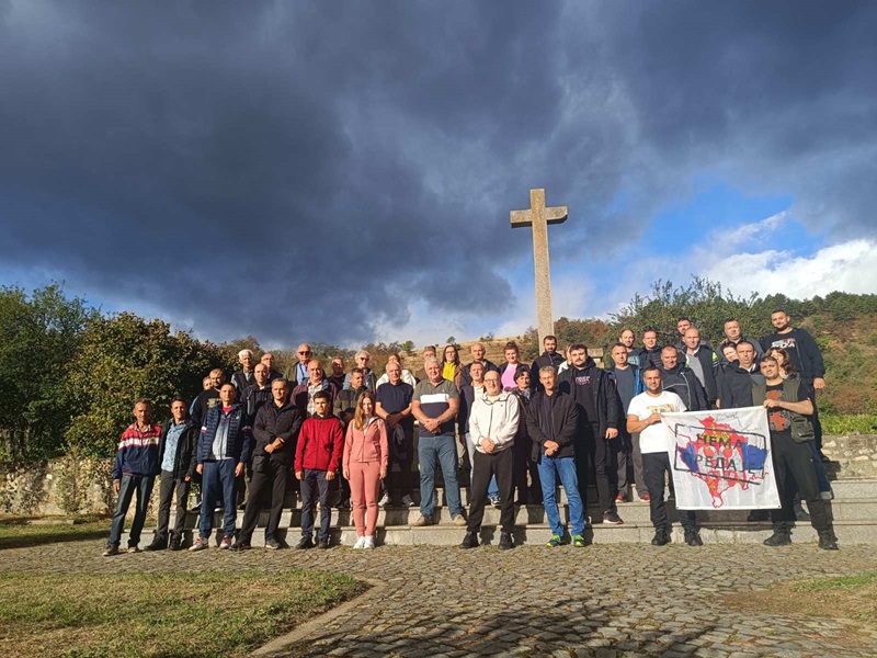 U čast i slavu predaka: Grupa patriota iz Bijeljine ide na brojna hodočašća (FOTO)