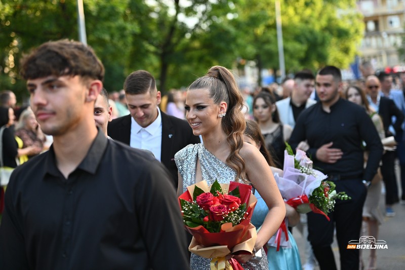 Maturanti Poljoprivredne i medicinske škole Bijeljina zakoračili u novi životni period (FOTO, VIDEO)