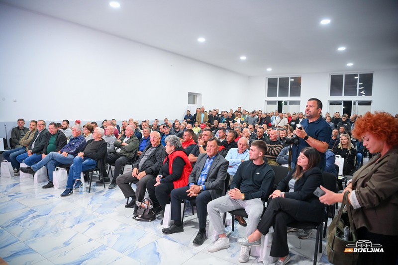 Prepun Dom kulture u Velikoj Obarskoj na tribini SNSD-a, Milovanović pozdravljen velikim aplauzom (FOTO)