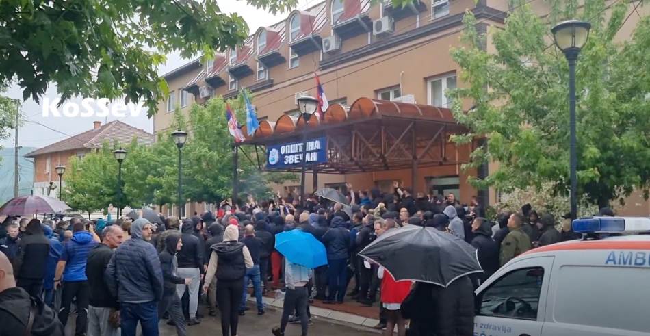 Rafali i suzavci: Objavljen snimak sukoba ispred zgrade opštine Zvečan (VIDEO)