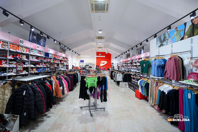 Velika akcija u Đak Outletu u Bijeljini: Sav nesniženi tekstil 50% jeftiniji od ponedjeljka (FOTO)
