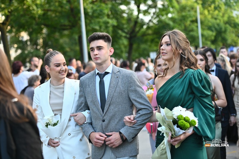 Maturanti Poljoprivredne i medicinske škole Bijeljina zakoračili u novi životni period (FOTO, VIDEO)