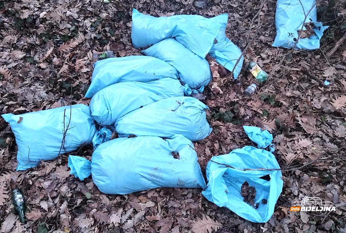 Bruka: U selu u Semberiji pored puta bačeno više od 30 vreća životinjskog otpada (FOTO)