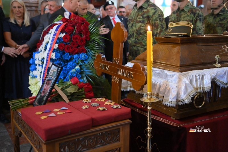 Hiljade građana prate opijelo Ratku Mladiću, služi patrijarh Porfirije (FOTO)
