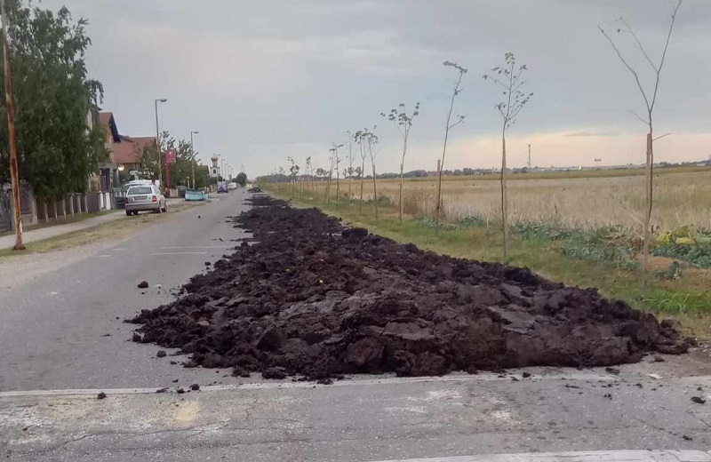 Bijeljina: Ulica zatrpana stajskim đubrivom