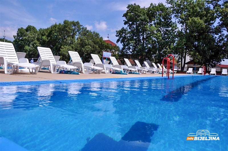 Tragedija na bazenima banje “Dvorovi” kod Bijeljine: Mladić bez svijesti izvučen iz vode, nije mu bilo spasa