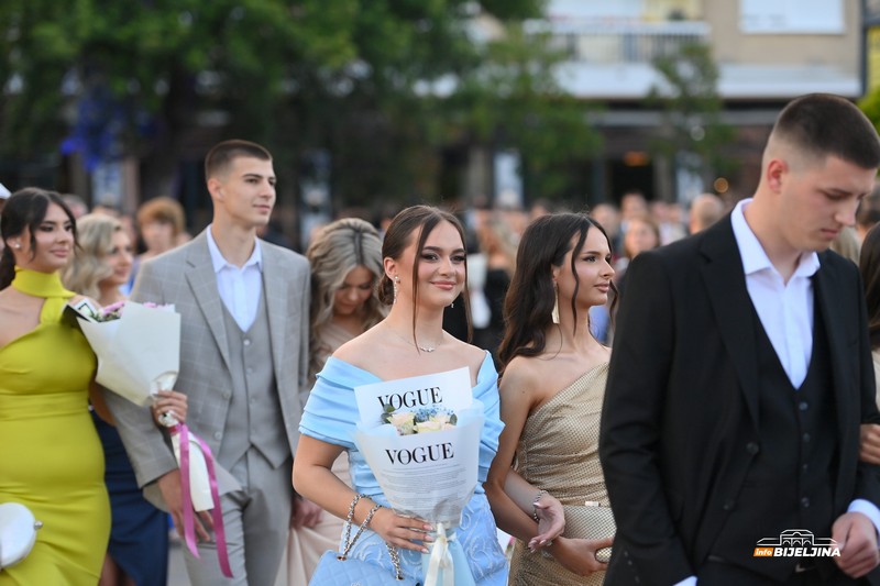 Maturanti Ekonomske i Srednje muzičke škole u Bijeljini večeras slave: Stekli znanje i prijateljstva (FOTO)