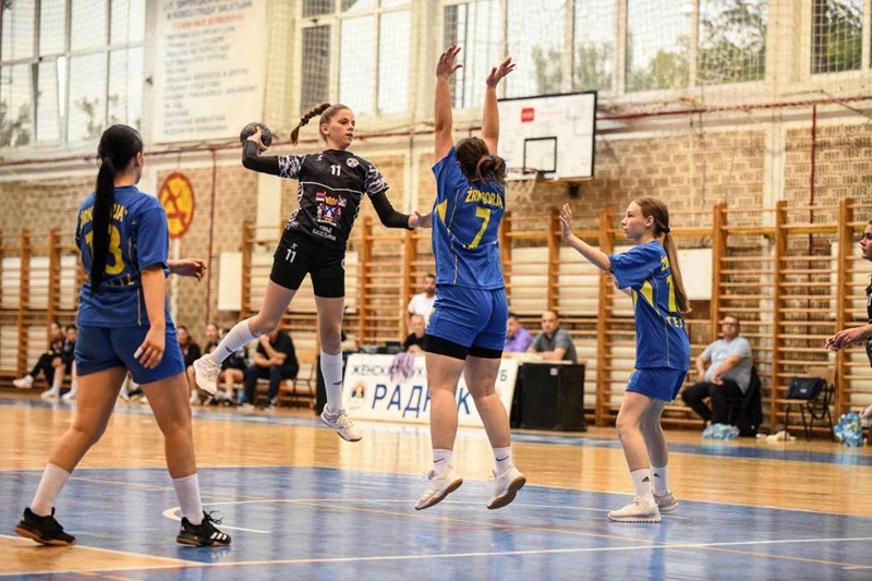 Bijeljinska rukometašica (14) dala 276 golova u 28 kola, pozvali je da igra za Srbiju: Za njen talenat se brzo čulo (FOTO)