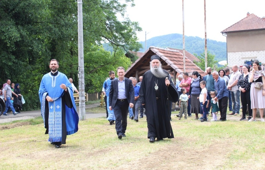 Ugljevik: Episkop Fotije osveštao zemlju za gradnju hrama u Maleševcima 