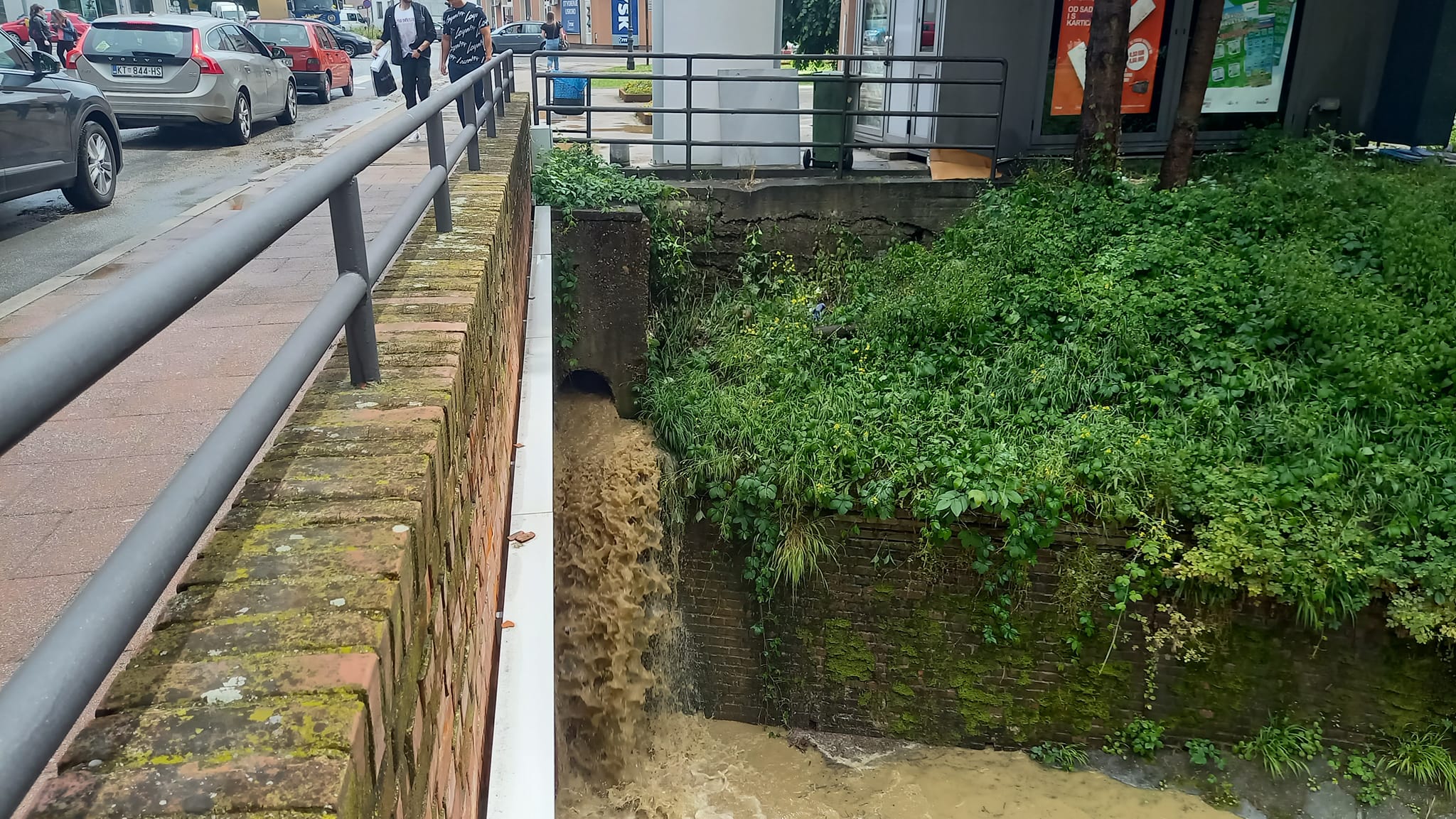 Novo snažno nevrijeme u Hrvatskoj, voda poplavila ulice, izbijala šahtove (FOTO, VIDEO)