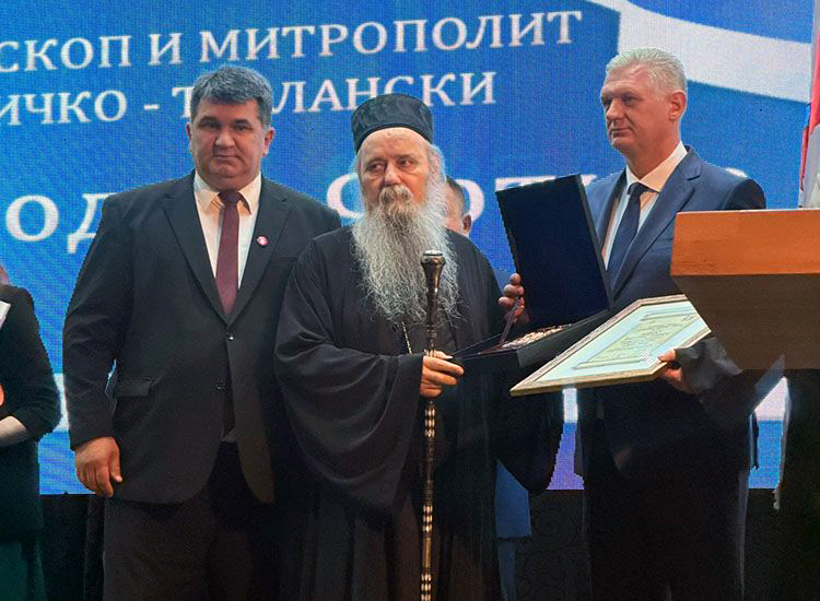 Mitropolitu Fotiju uručena Povelja opštine Lopare
