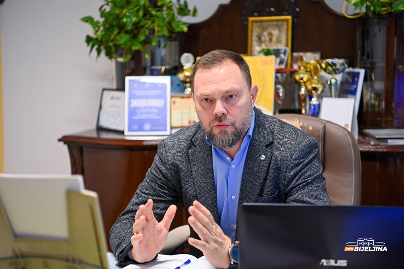 Đaci i nastavnici bijeljinske škole zajedno kreiraju školski časopis: Riznica znanja puna zanimljivih tema (FOTO)