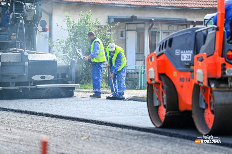 Počelo asfaltiranje puta u Janji (FOTO)