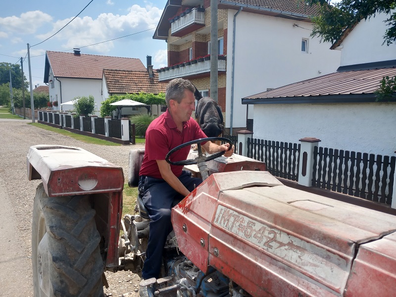 Pas Fifi ne silazi sa traktora, sa vlasnikom uzorao hiljade hektara (FOTO)