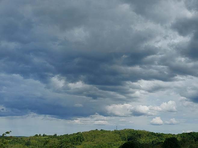 Oblačno uz sunčane periode, uveče kiša