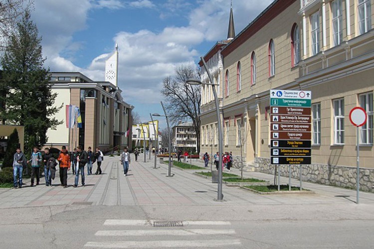 Nepoznati ljudi uznemirili roditelje u Derventi: Djecu mamili u vozilo slatkišima?